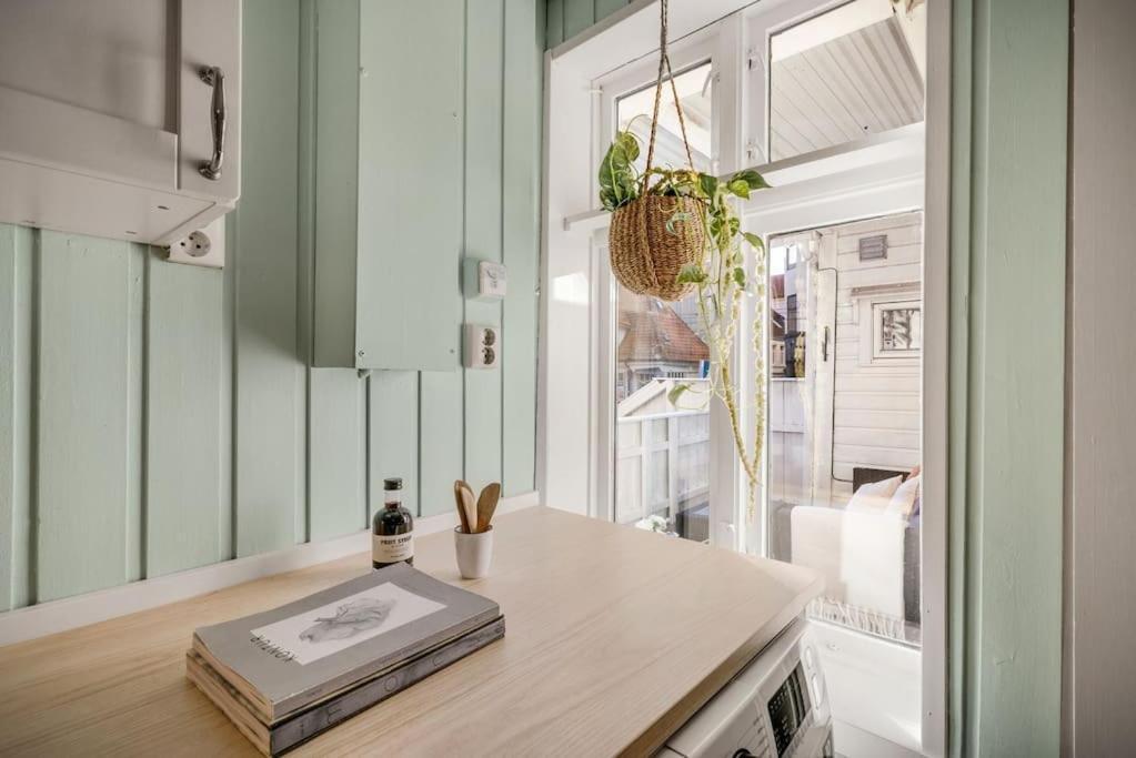 Central Apartment With Balcony, Self-Check In & Private Entrance Bergen Exterior foto