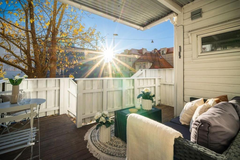 Central Apartment With Balcony, Self-Check In & Private Entrance Bergen Exterior foto